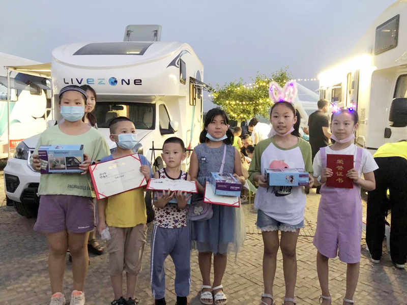 夏令營挑戰(zhàn)地攤經(jīng)濟(jì)，覽眾房車不一樣的活動