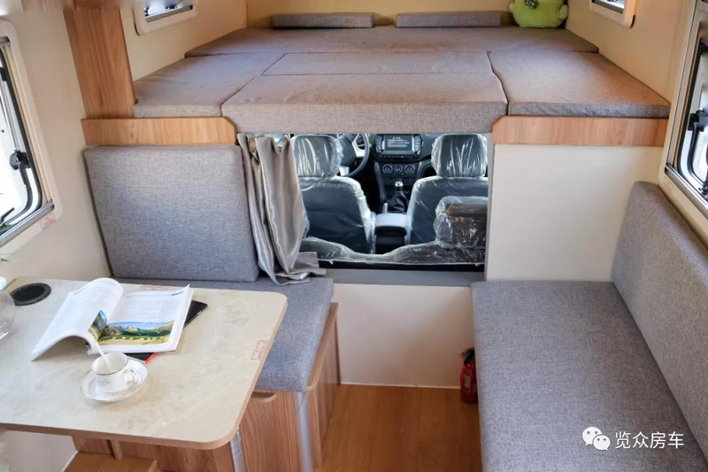 這么大的床，房車(chē)上少見(jiàn)，趕緊選