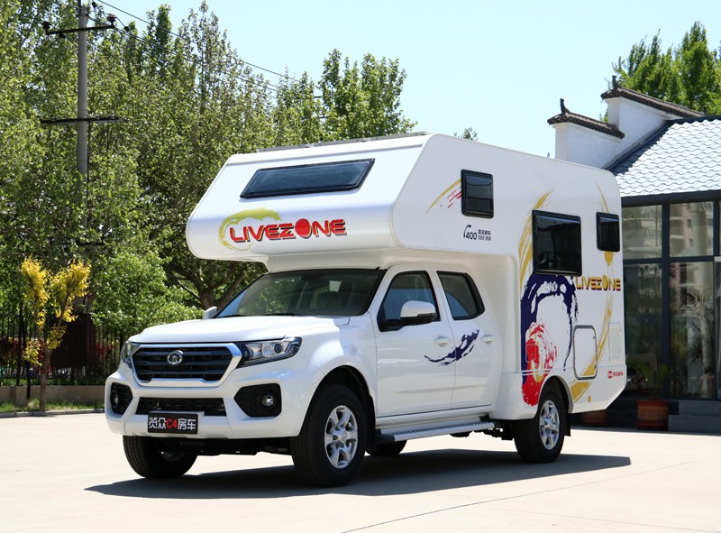 四驅、兩張超大床人床的房車，看這款