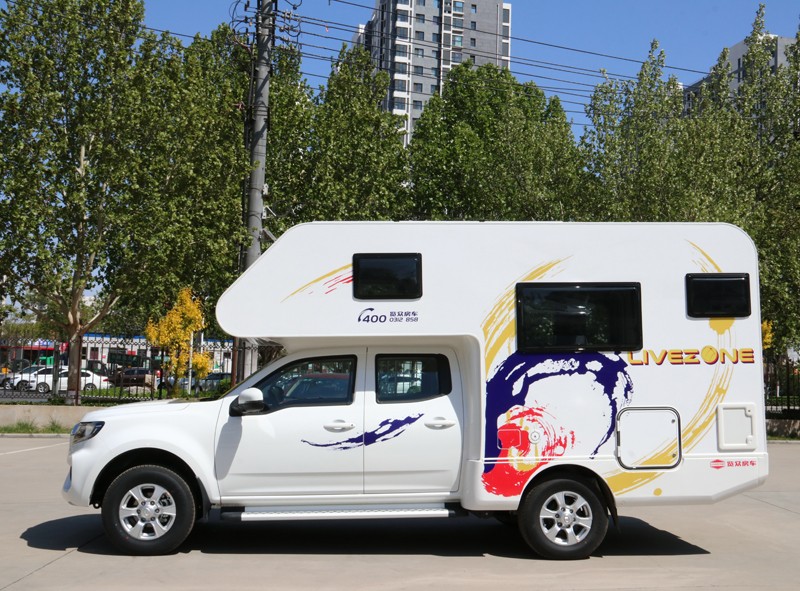 四驅、兩張超大床人床的房車，看這款