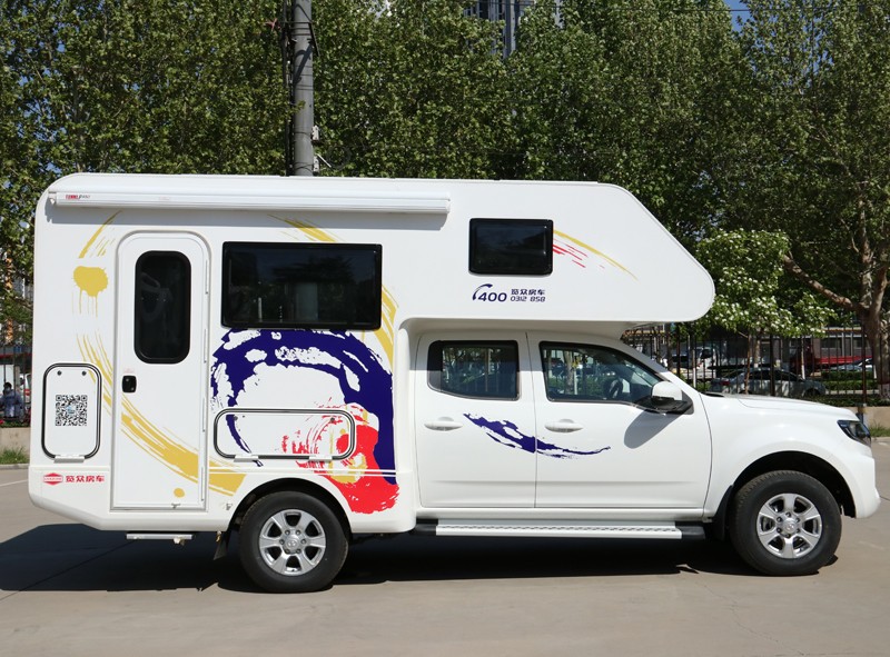 四驅、兩張超大床人床的房車，看這款