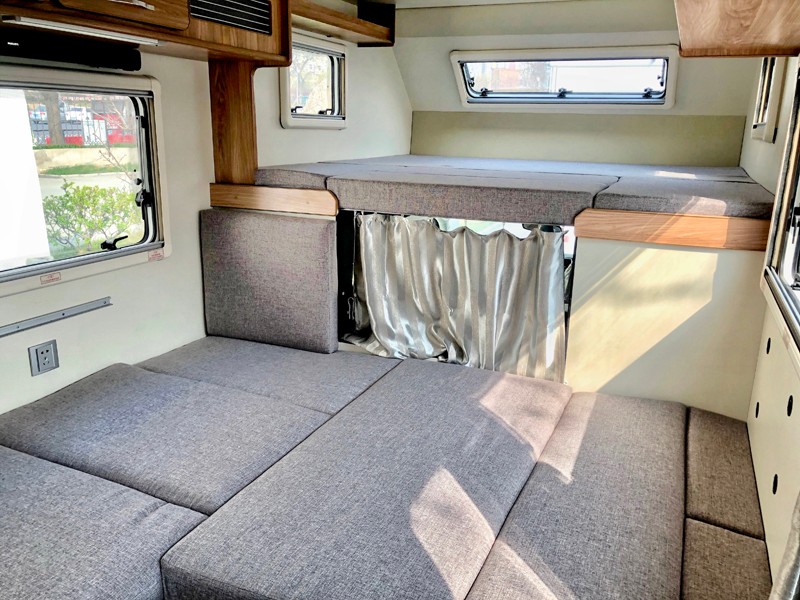 四驅、兩張超大床人床的房車，看這款