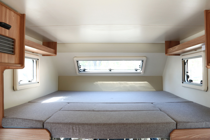 四驅、兩張超大床人床的房車，看這款