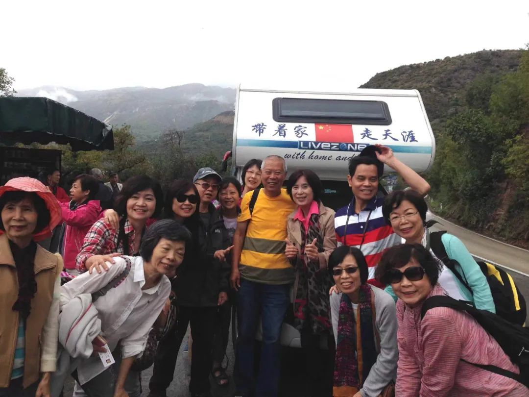 七旬老人開房車帶老伴游世界l中國房車圈最早的“網紅達人” 七旬老人開房車帶老伴游世界l中國房車圈最早的“網紅達人”