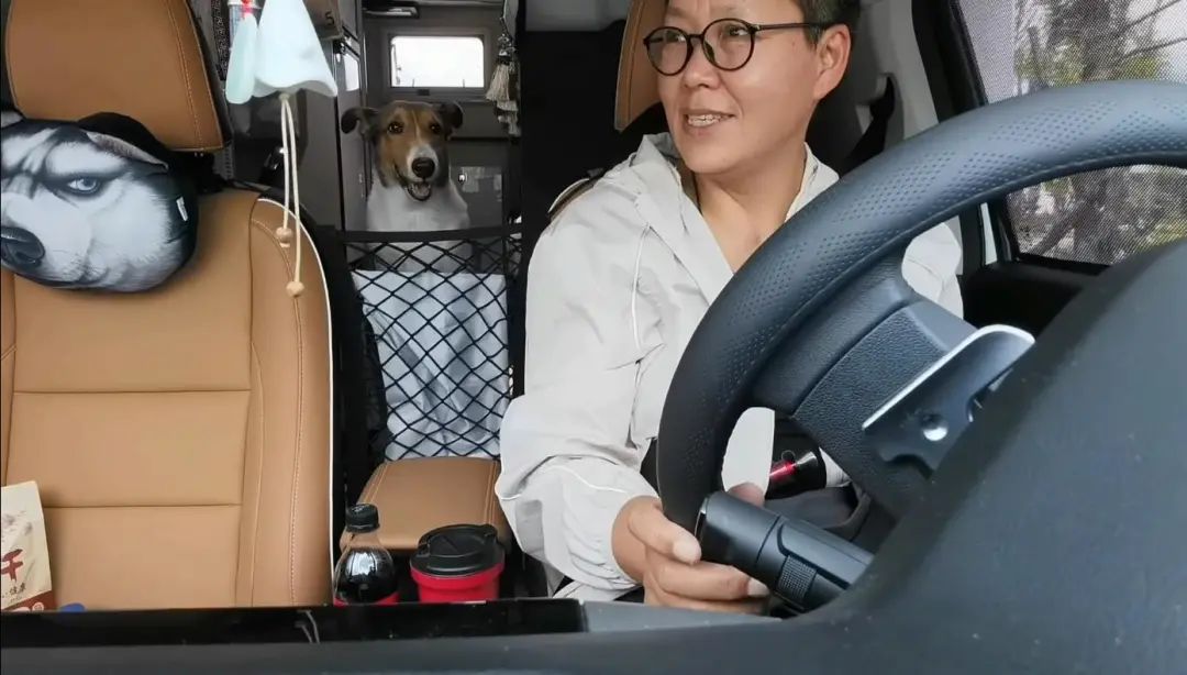 58歲的她,自駕房車旅居,一人兩犬,活成了自己喜歡的樣子 58歲的她,自駕房車旅居,一人兩犬,活成了自己喜歡的樣子